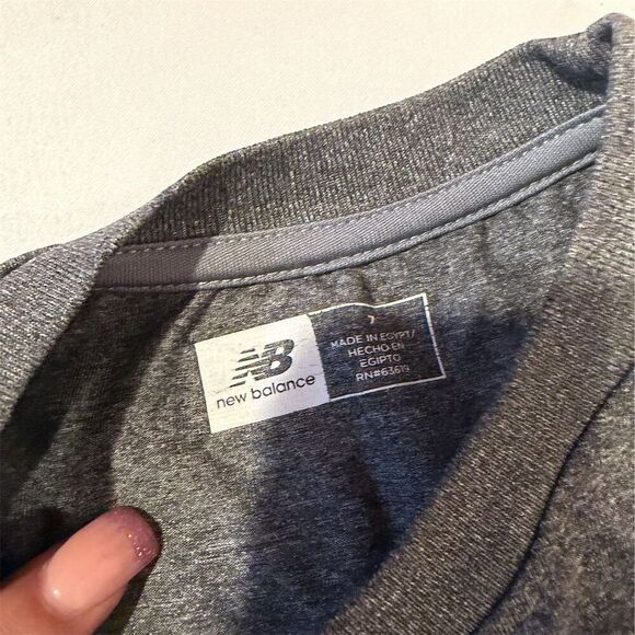 New Balance kids  Gray Sleeveless Tank Top  Lightweight Activewear - Picture 4 of 5